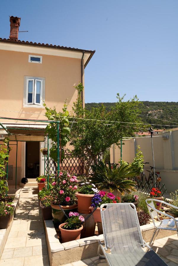 Apartments Nives Cres Dış mekan fotoğraf